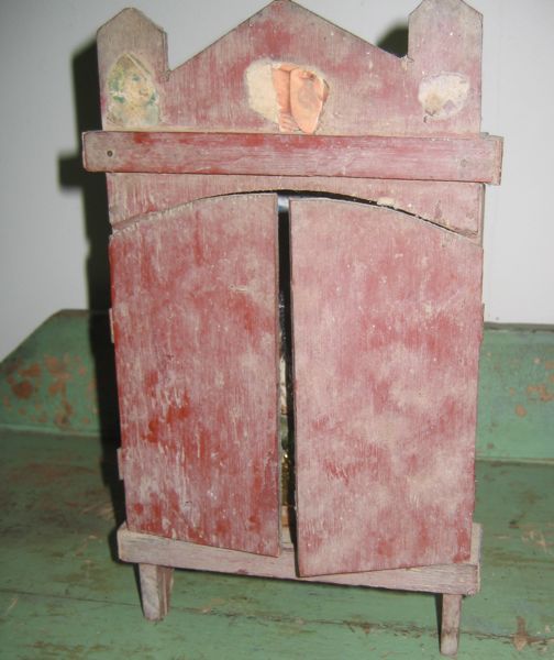 43. Small Pine Nicho w/Figure