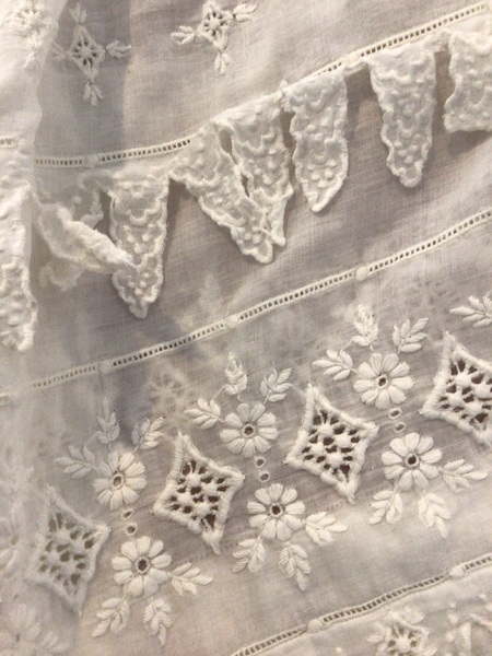 CHILDS BEAUTIFUL WHITE DRESS