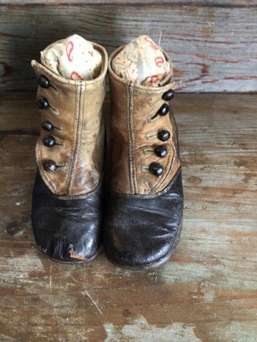 Early 5 1/2” children’s high button shoes