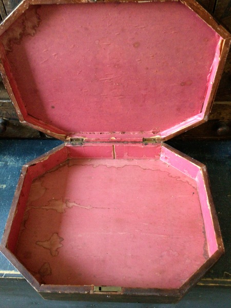 19 C Unusual Grain Painted Paper Lined Box