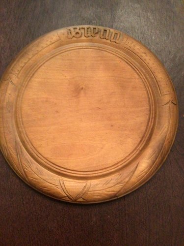 NICELY CARVED ROUND BREADBOARD
