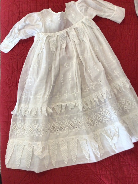 CHILDS BEAUTIFUL WHITE DRESS