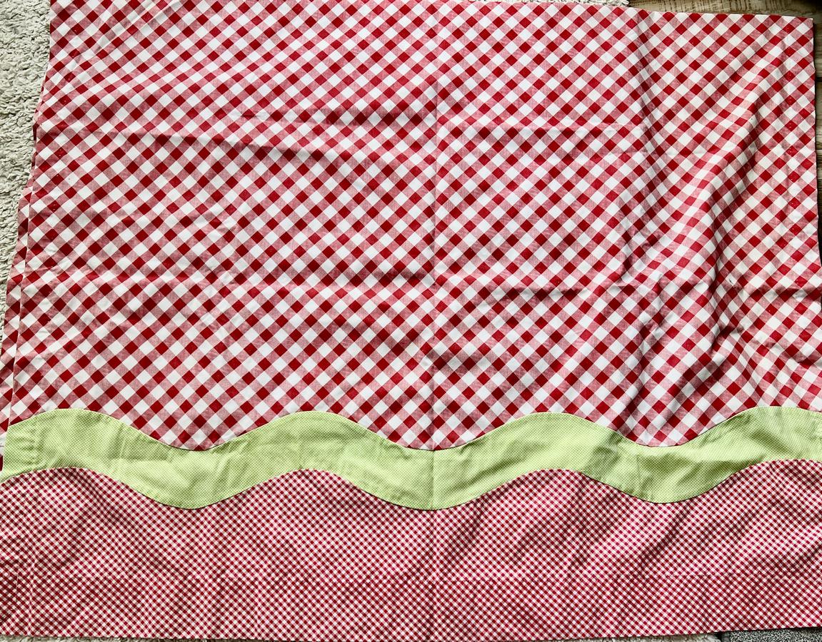 Vintage, Country Red/Green Table Covers/Curtains