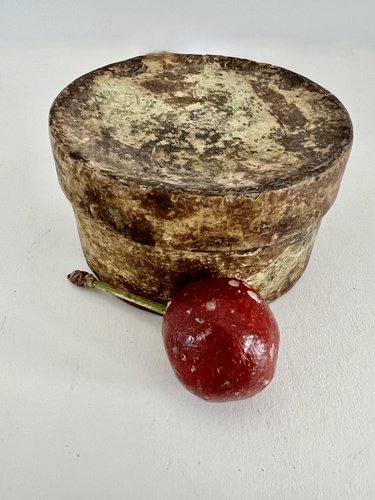 Charming, Small Wall Paper Box