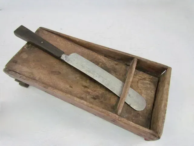 Nice Scrub Box w/Unusual Knife Holder
