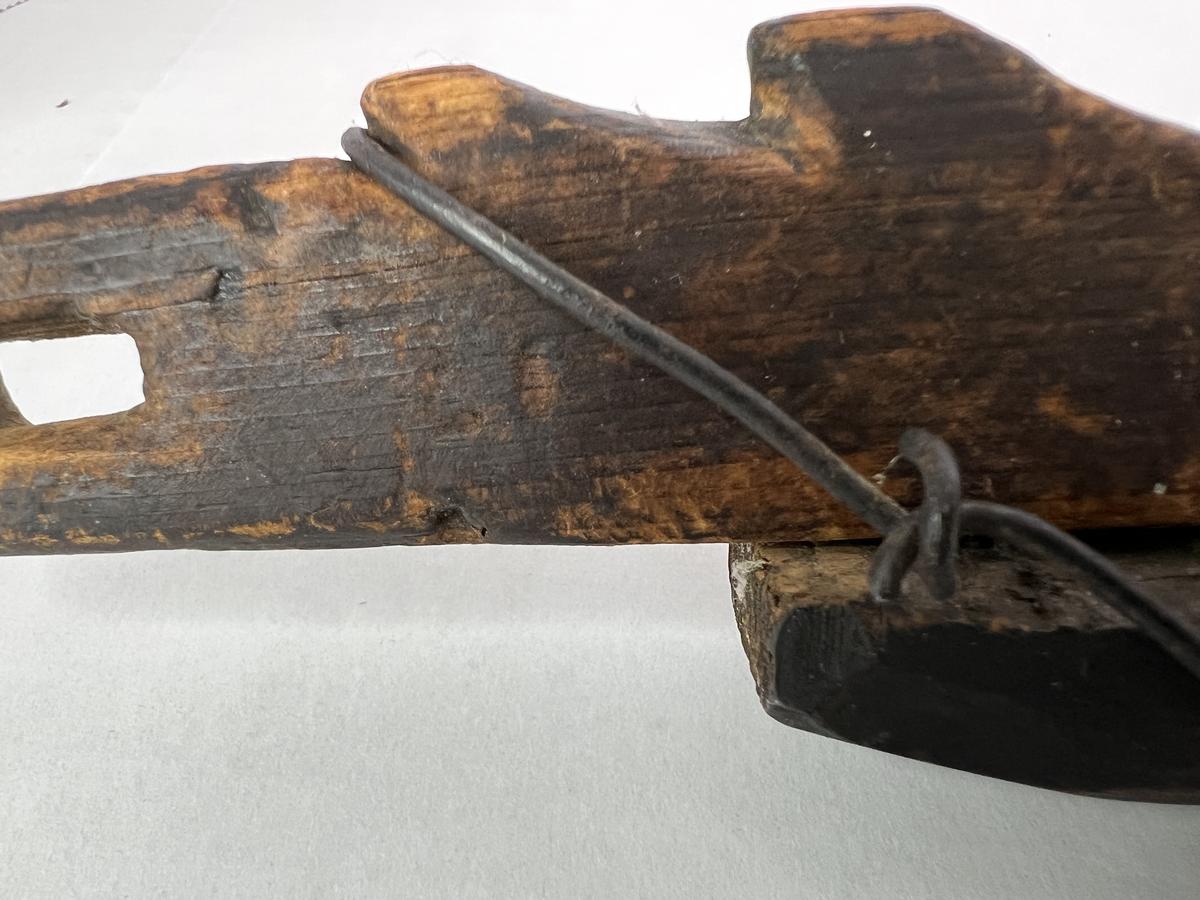 18th. century Wooden Lighting Trammel