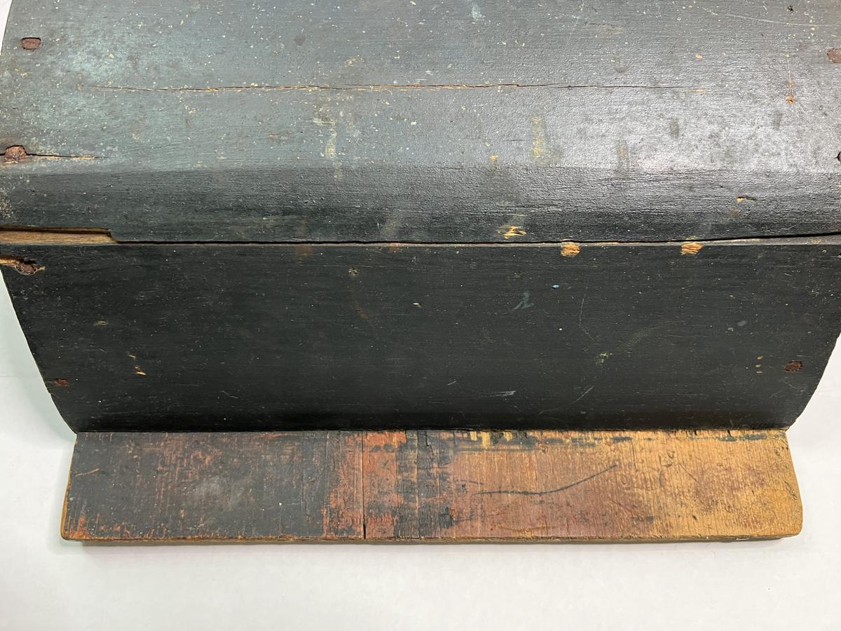Mid 19th. century, Large Well Wall Box, Best Paint