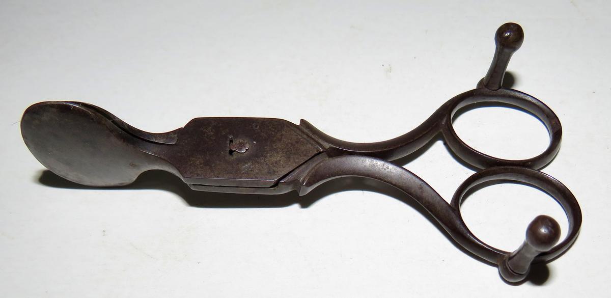 VERY RARE 18TH CENTURY DOUBTERS OR CANDLE SNUFFER