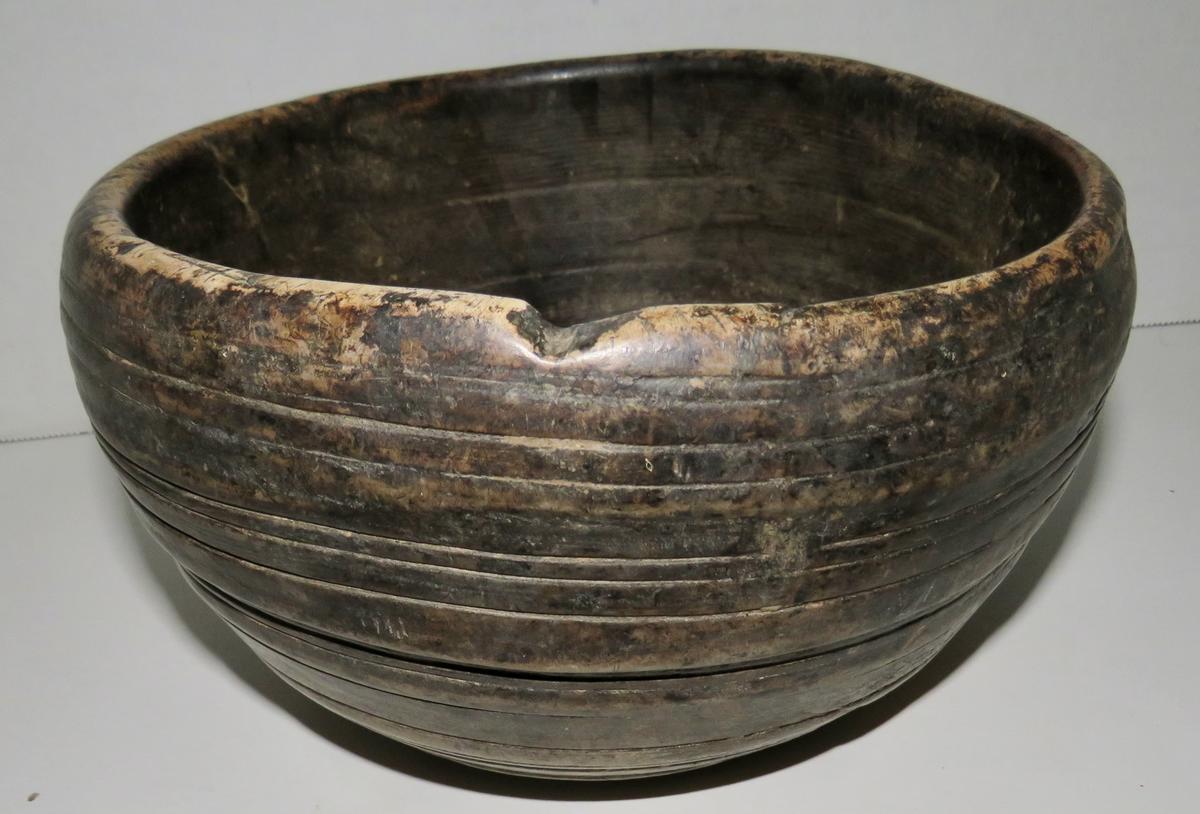 PILGRIM ERA, 117TH C. SERVING BOWL 8 1/2" W/ PAINT
