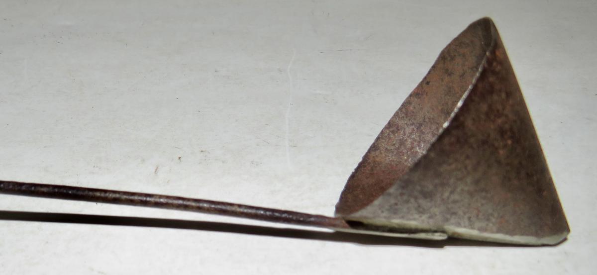 19TH LONG HANDLED CANDLE SNUFFER