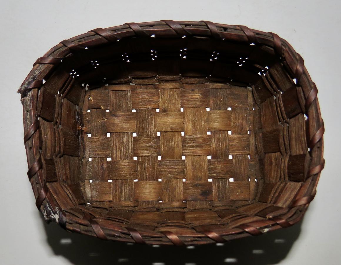MINI 18TH-19TH C. BASKET W/ POTATO STAMP DESIGNS