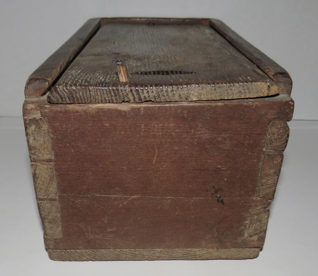 EARLY 18TH C. CANDLE BOX, WOODEN PEGS LID LOCK