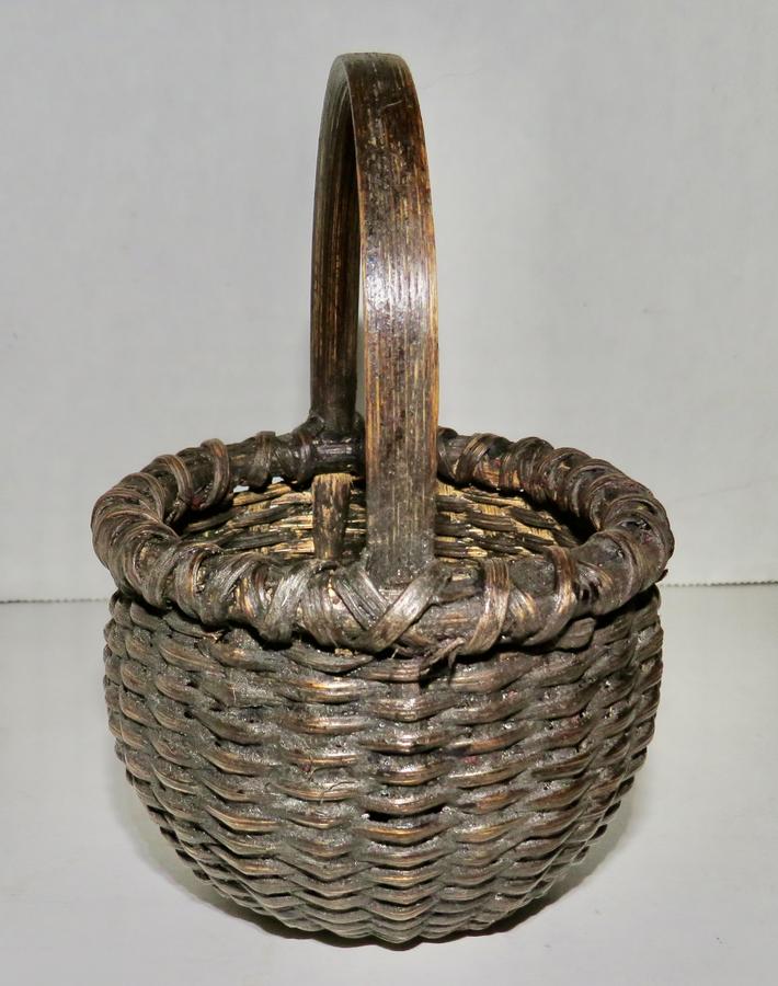 MINIATURE VA KICK UP BASKET W/ BLACK PAINT 3"