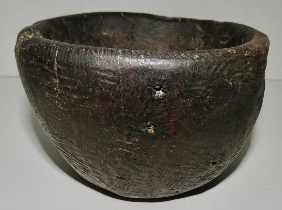 PILGRIM ERA NATIVE AMERICAN SMALL BURL EATING BOWL