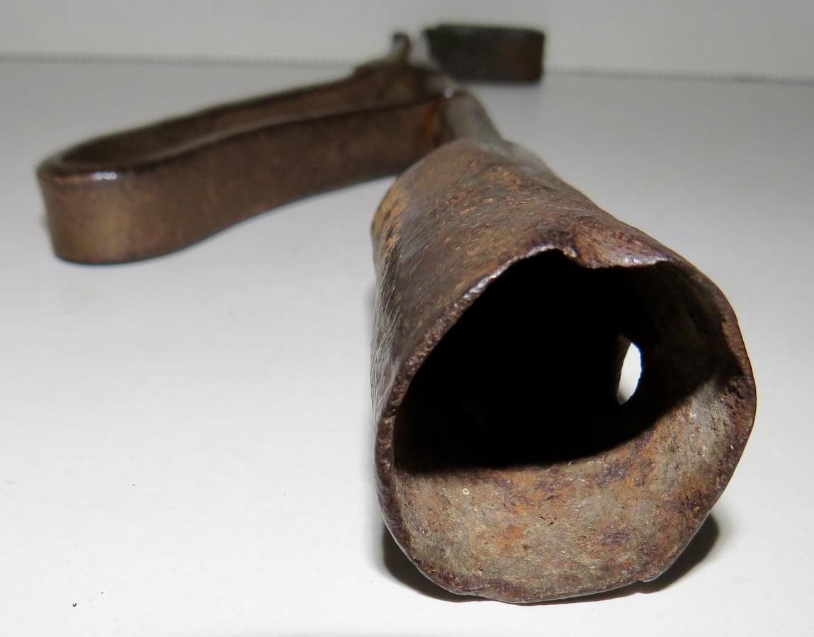 COLONIAL PERIOD POLE MOUNTED RUSH OR SPLINT HOLDER