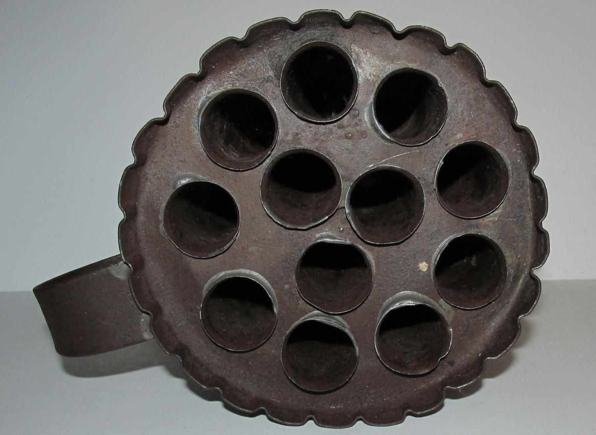 VERY SCARCE ROUND CANDLE MOLD, 19TH CENTURY
