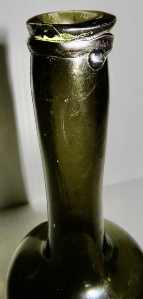 18TH C. LONG NECK BLACK GLASS TAVERN BOTTLE