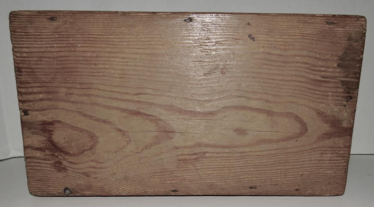 EARLY 18TH C. CANDLE BOX, WOODEN PEGS LID LOCK