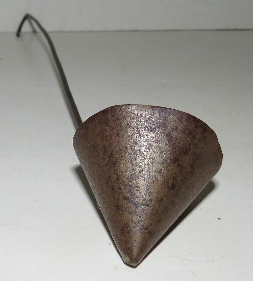 19TH LONG HANDLED CANDLE SNUFFER