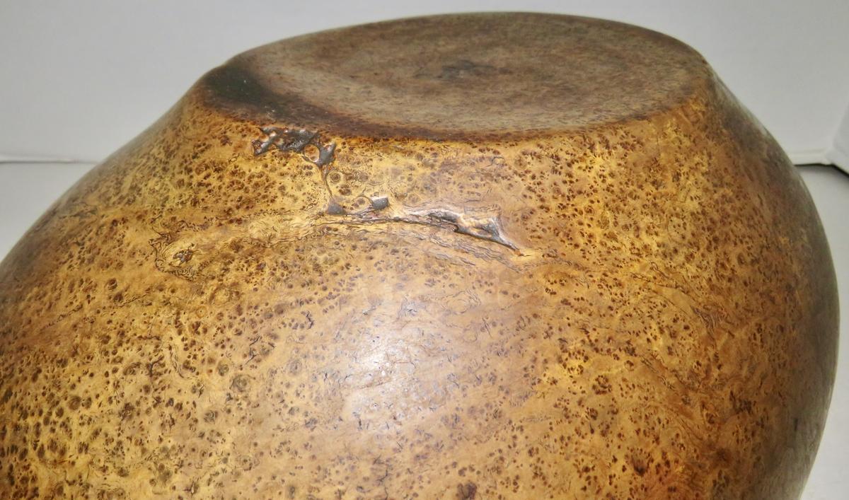 SUPER 18TH C. LARGE IROQUOIS ASH BURL BOWL