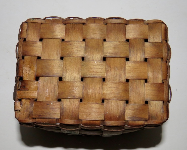 SMALL 18TH-19TH C. BASKET W/ POTATO STAMP DESIGNS