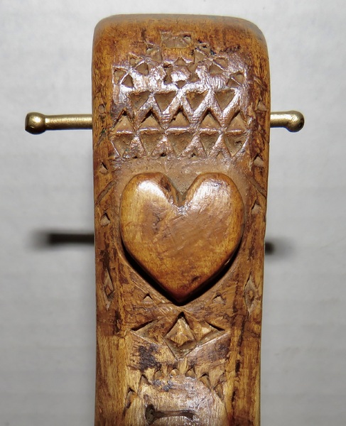 IROQUOIS CROOKED KNIFE CHIP CARVED HEART AND HOUSE