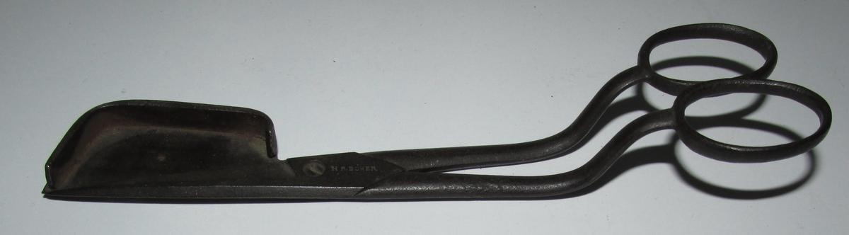 EARLY 18TH CENTURY WICK TRIMMER