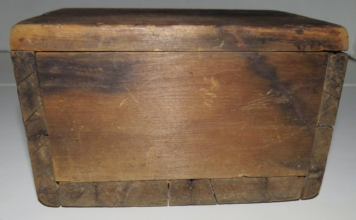 AMERICAN, 18TH C., PINE SCRUB BOX OR KNIFE BOARD