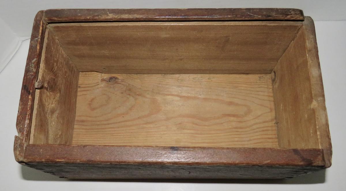 EARLY 18TH C. CANDLE BOX, WOODEN PEGS LID LOCK