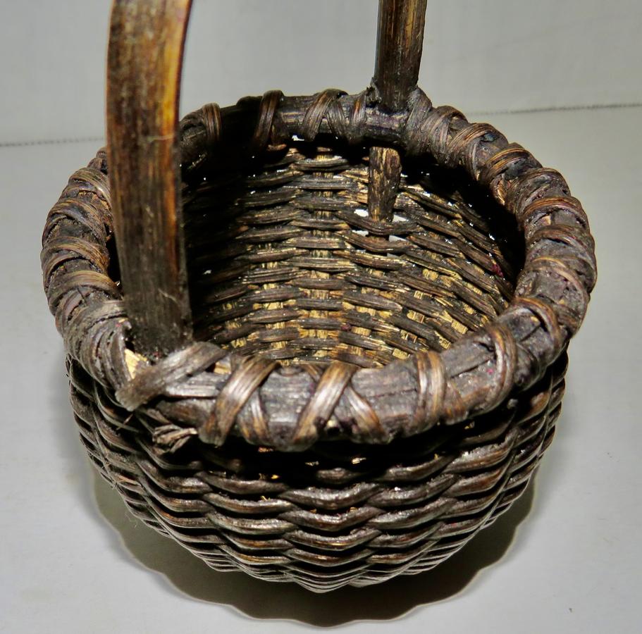 MINIATURE VA KICK UP BASKET W/ BLACK PAINT 3"