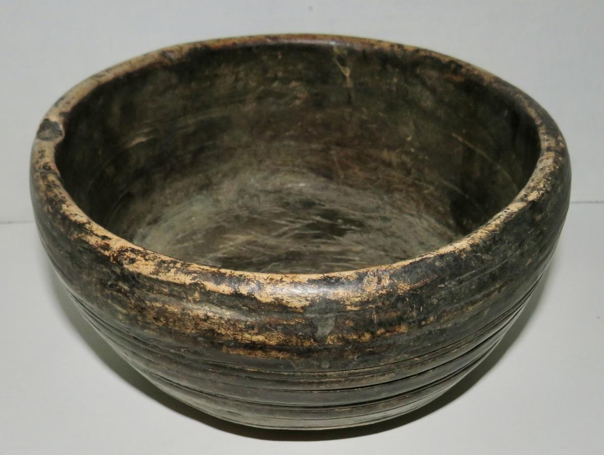 PILGRIM ERA, 117TH C. SERVING BOWL 8 1/2" W/ PAINT