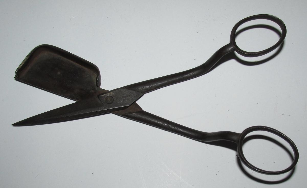 EARLY 18TH CENTURY WICK TRIMMER