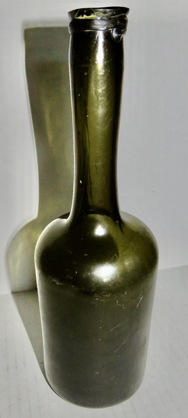18TH C. LONG NECK BLACK GLASS TAVERN BOTTLE
