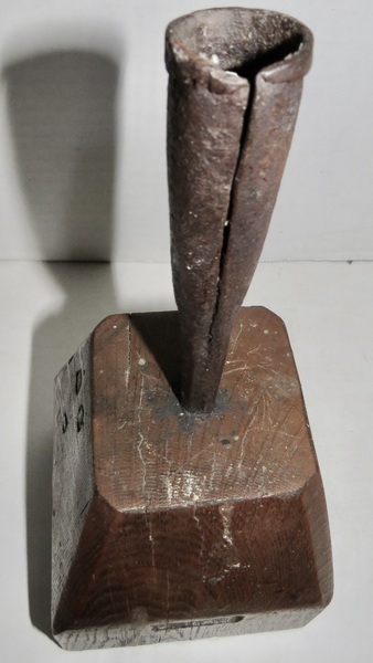 PILGRIM ERA SPIKE CANDLE HOLDER WOOD BASE AMERICAN