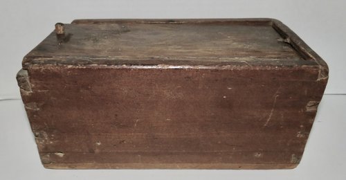 EARLY 18TH C. CANDLE BOX, WOODEN PEGS LID LOCK