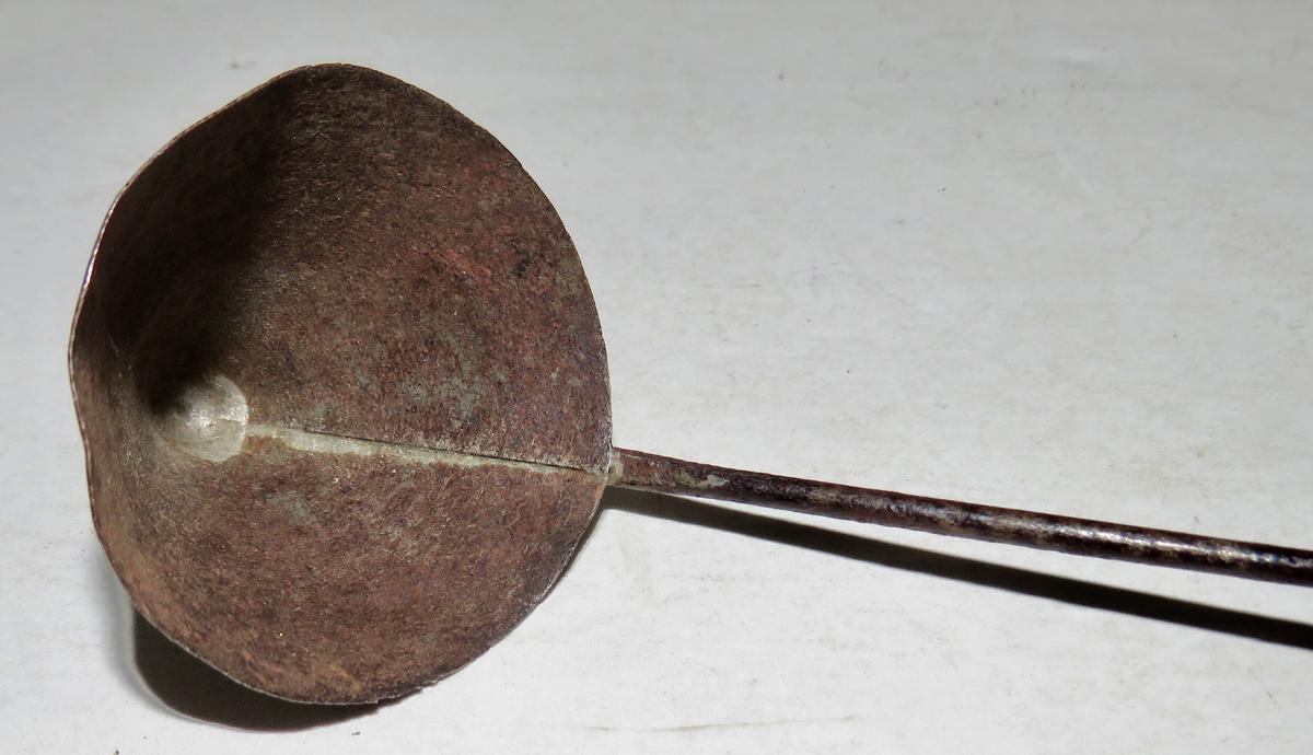 19TH LONG HANDLED CANDLE SNUFFER