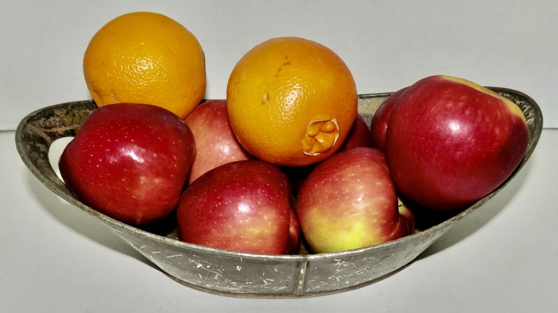 TIN TOLE PAINTED APPLE TRAY, 19TH C.