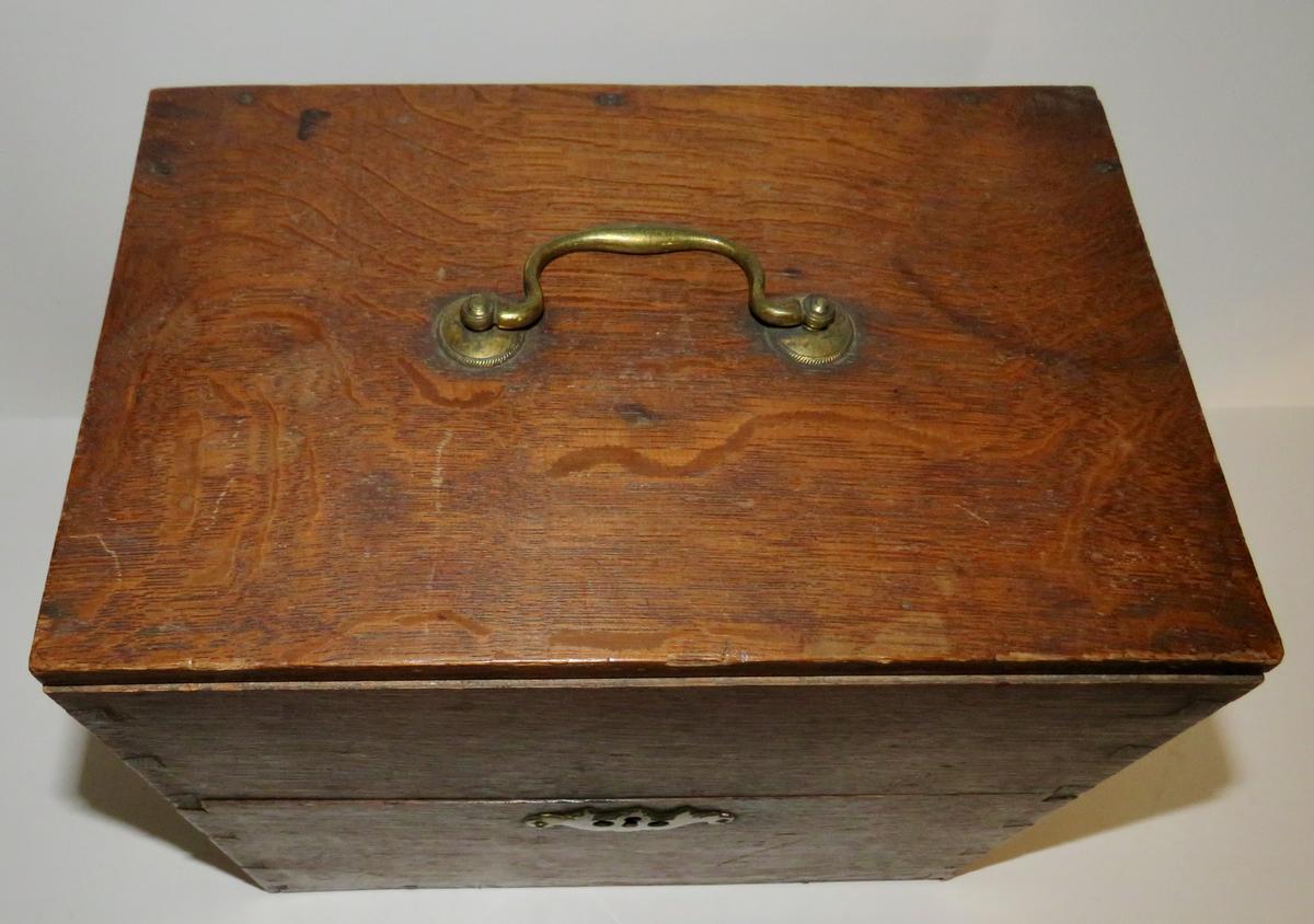 RARE, 18TH C., TRAVELING LIQUOR CHEST