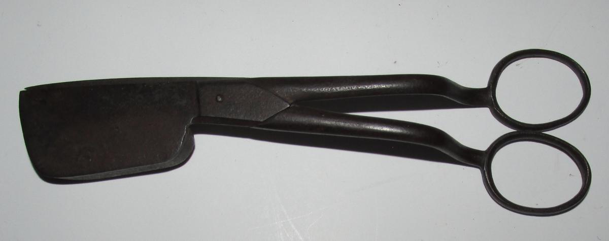 EARLY 18TH CENTURY WICK TRIMMER