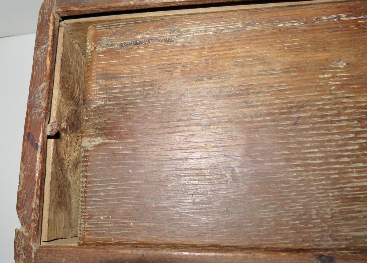 EARLY 18TH C. CANDLE BOX, WOODEN PEGS LID LOCK