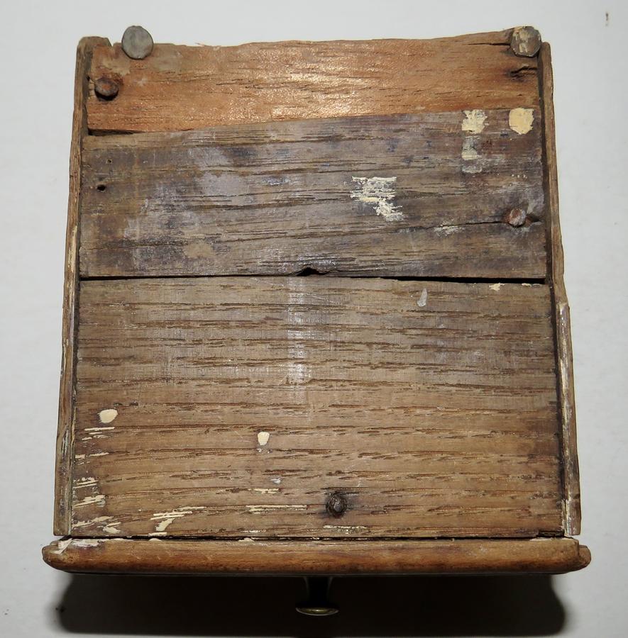 AMERICAN, EARLY 18TH C. MAPLE PIPE BOX