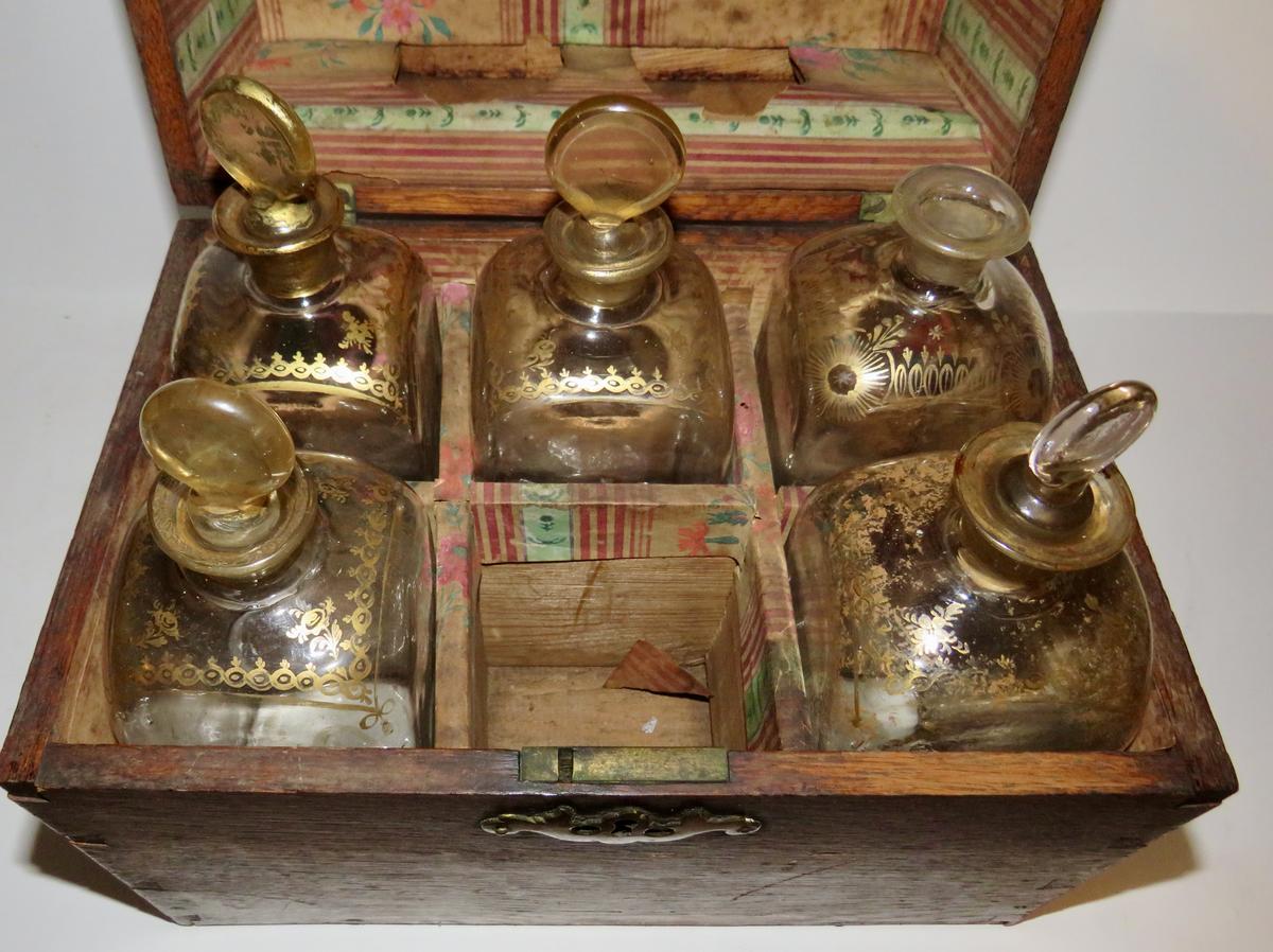 RARE, 18TH C., TRAVELING LIQUOR CHEST