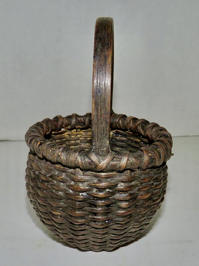 MINIATURE VA KICK UP BASKET W/ BLACK PAINT 3"