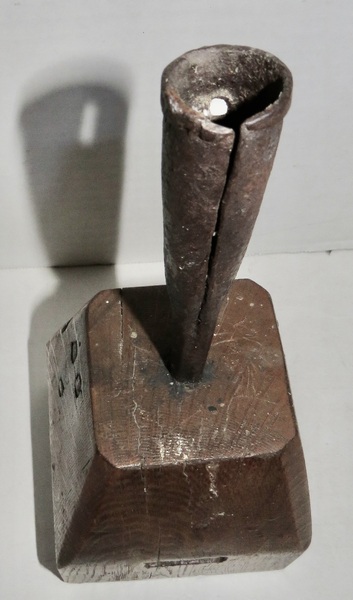 PILGRIM ERA SPIKE CANDLE HOLDER WOOD BASE AMERICAN