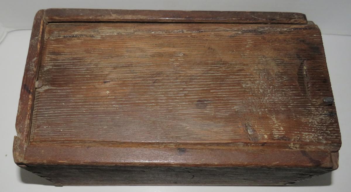 EARLY 18TH C. CANDLE BOX, WOODEN PEGS LID LOCK