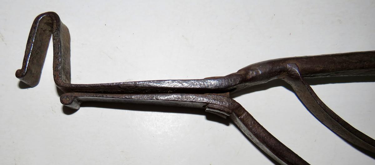 COLONIAL PERIOD POLE MOUNTED RUSH OR SPLINT HOLDER