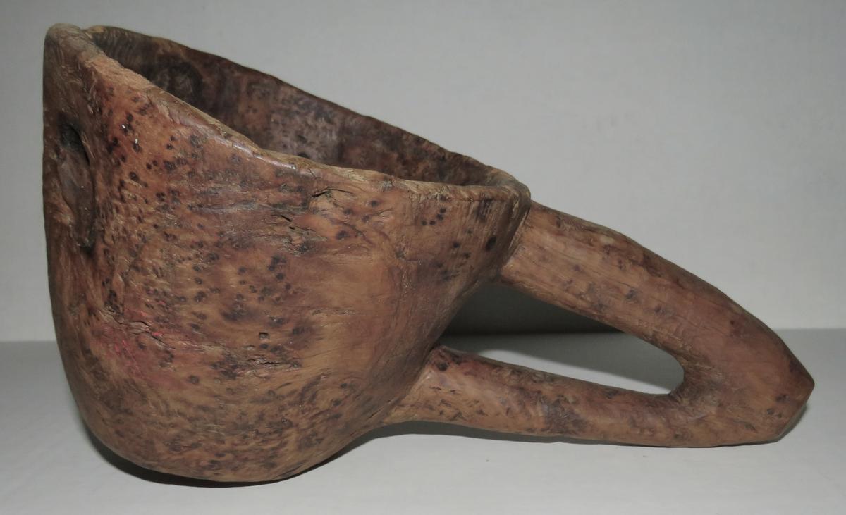 ABENAKI INDIAN WHITE CEDAR BURL BOWL, EARLY 19TH C