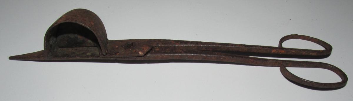 EARLY 18TH CENTURY WICK TRIMMER