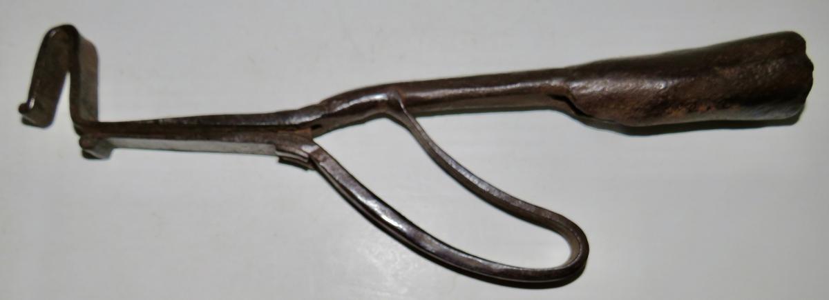 COLONIAL PERIOD POLE MOUNTED RUSH OR SPLINT HOLDER