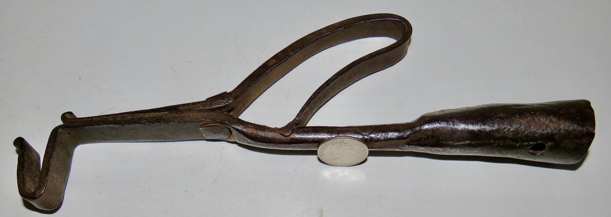 COLONIAL PERIOD POLE MOUNTED RUSH OR SPLINT HOLDER